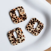 Colgante cuadrado hueco de acetato de 21 mm - Marrón moteado - Crema x1