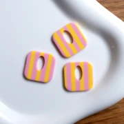 Colgante cuadrado de acetato, hueco 21 mm - Rayas Rosa Claro - Amarillo x1