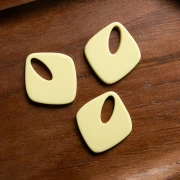 Colgante de acetato opaco en forma de diamante de 28x25 mm - Vainilla x1