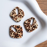 Colgante Acetato Diamante Hueco 28x25 mm - Marrón Moteado - Crema x1