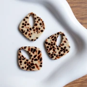 Colgante Acetato Diamante Hueco 28x25 mm - Marrón Moteado - Crema x1