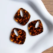 Colgante Acetato Diamante Hueco 28x25 mm - Marrón Terrazo - Negro x1