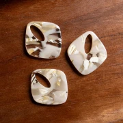 Colgante acetato diamante hueco 28x25 mm - Marfil jaspeado - Beige oscuro x1