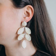 Colgante hoja 68x40 mm en rafia y latón - Crudo - Dorado x1