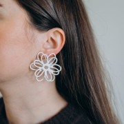 Pendientes flor del hilo - Volumen 3D - 50x45 mm en rafia - Crudo x2