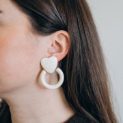 Pendientes corazón y aro de resina 49x35 mm - Crudo x2