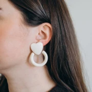 Pendientes corazón y aro de resina 49x35 mm - Crudo x2