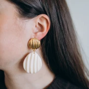 Colgante concha 44x37 mm en resina - Lie de vin x1