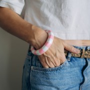 Pulsera brazalete gruesa de 64 mm de resina opaca - Blanca - Rosa x1