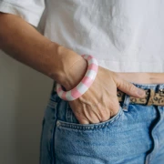 Pulsera brazalete gruesa de 64 mm de resina opaca - Blanca - Rosa x1