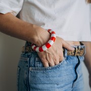 Pulsera brazalete gruesa de 64 mm de resina opaca - Blanca - Amarilla x1