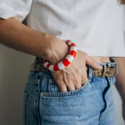 Pulsera brazalete gruesa de 64 mm de resina opaca - Blanca - Amarilla x1