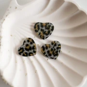 Colgante Corazón Acetato 21x18 mm - Negro - Glitter Leopardo Amarillo x1