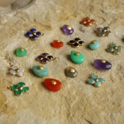 Colgante Flor 16 mm - Dorado con oro fino - Calcedonia azul x1