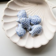 Cuenta pez de cerámica 27x20 mm - Azul vaquero - Blanco x1