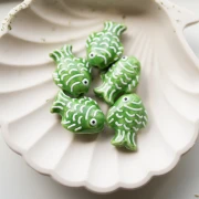 Cuenta pez cerámica 27x20 mm - Verde - Blanco x1