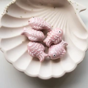 Cuenta pez cerámica 27x20 mm - Rosa claro - Blanco x1