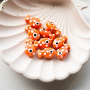 Cuenta de cerámica 19x11,5 mm pez lunares - Naranja - Blanco x1