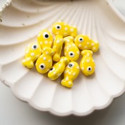 19x11,5 mm Cuenta pez de cerámica, lunares - Amarillo - Blanco x1