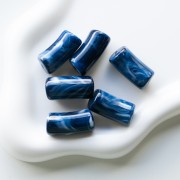 Cuentas de tubo curvado 29x14 mm en acrílico opaco - Azul oscuro jaspeado - Blanco x10
