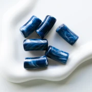 Cuentas de tubo curvado 29x14 mm en acrílico opaco - Azul oscuro jaspeado - Blanco x10