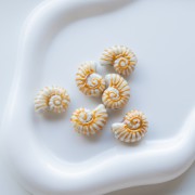 Cuenta de cerámica de concha de caracol 21x16 mm - Blanca - Oro x1