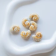 Cuenta de cerámica de concha de caracol 21x16 mm - Blanca - Oro x1