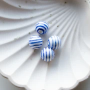 Cuentas redondas de cerámica rayadas 12 mm - Blanco - Azul oscuro x4