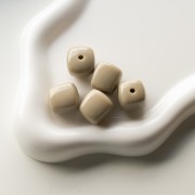 Cuentas cubo irregular 16x17 mm - segunda opción - Acrílico opaco - Grège x10