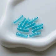 Cuentas tubo curvadas 19x5 mm en acrílico transparente - Azul Glitter Plateado x10