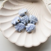 20x16 mm Cuenta pez de cerámica - Azul hielo - Blanco x1