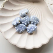20x16 mm Cuenta pez de cerámica - Azul hielo - Blanco x1