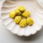 20x16 mm Cuenta pez de cerámica, lunares - Amarillo - Blanco x1