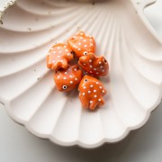 20x16 mm Perla pez de cerámica con lunares - Naranja - Blanco x1