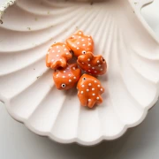 20x16 mm Perla pez de cerámica con lunares - Naranja - Blanco x1