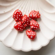 20x16 mm Perla pez de cerámica con lunares - Rojo - Blanco x1