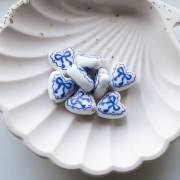 Cuenta de cerámica corazón 15x14,5 mm - motivo lazo - Blanco - Azul x1