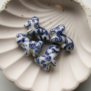 Cuenta de cerámica caballo 22x28 mm - Blanco - Azul x1