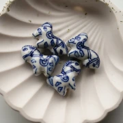 Cuenta de cerámica caballo 22x28 mm - Blanco - Azul x1