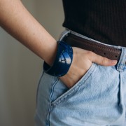 Pulsera de banda irregular acrílica opaca de 62 mm de grosor - Night Blue Marble x1