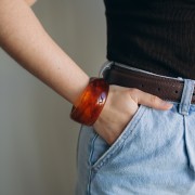 Pulsera de cuentas irregulares de acrílico opaco de 62 mm de grosor - Ámbar jaspeado x1