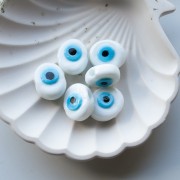 Cuenta de vidrio oval irregular 21x17 mm - Motivo ojo - Blanco - Azul cielo x1