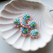 Cuenta de vidrio aplanada redonda 20 mm - motivo floral - Violeta - Naranja fluorescente - Azul x1