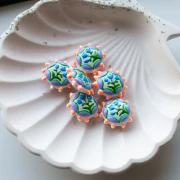 Cuenta de vidrio aplanada redonda 20 mm - motivo floral - Violeta - Naranja fluorescente - Azul x1