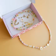 Mis joyas DIY - Kit de collar con cuentas de heishi y flores de nácar