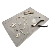 Alfombrilla para enfilar, adhesivo doble cara 31x22,5 cm - Beadsmith - Gris x1