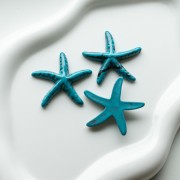 Colgante estrella de mar 37x38 mm resina - Azul turquesa - Negro jaspeado x1