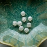 Cuentas redondas irregulares facetadas de 8 mm, de resina opaca - Blanco nacarado x8