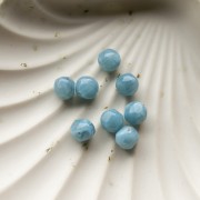Cuentas redondas irregulares facetadas de 8 mm de resina translúcida - Azul ahumado veteado x8