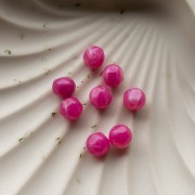 Cuentas redondas irregulares facetadas de 8 mm, de resina translúcida, color rosa fucsia marmolado, x8